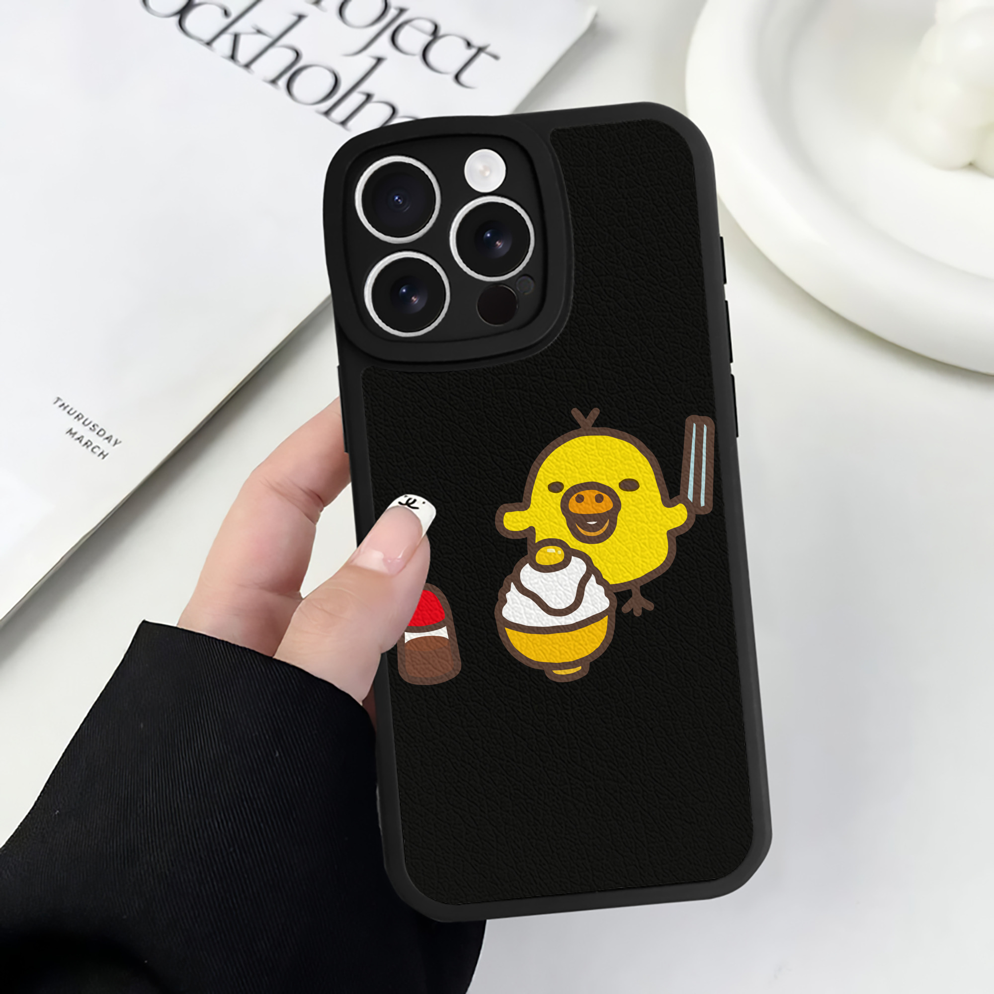（画像用） リラックマ リラックマ キイロイトリ Rilakkuma Korilakkuma Kiiroitori 【iPhone 16シリーズ対応】シリコンスマホケース（レザー調） 材質：シリコン